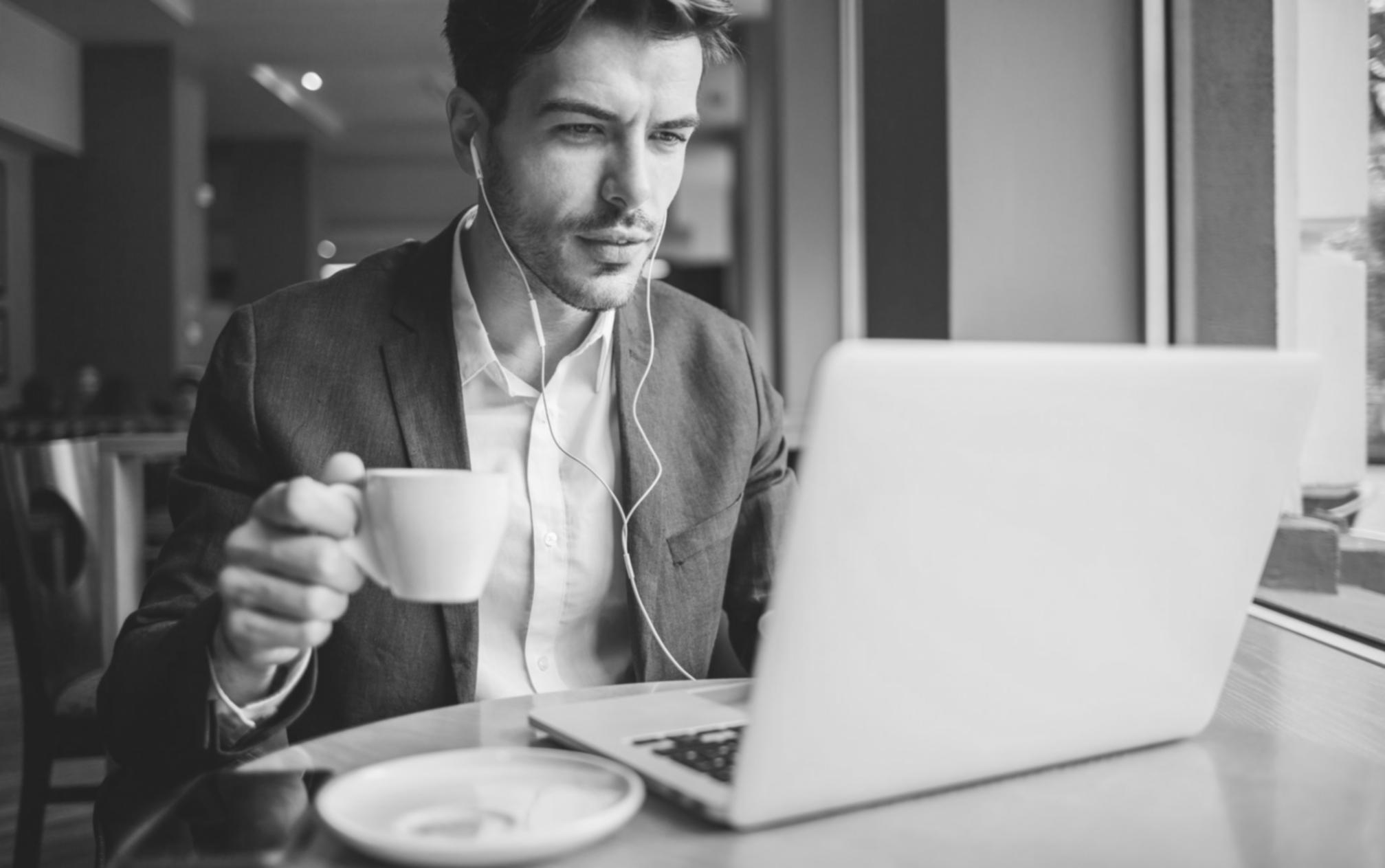 Dozenten bei der Arbeit an SEO-Projekten